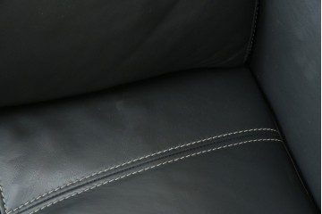 中古　美品　イタリア　ケルビン・ジョルマーニ(KELVIN GIORMANI)　本革　洗練されたデザインが格好良い2.5人掛けソファ　定価約45万円相当　(R-084748)