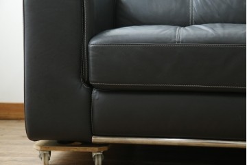 中古　美品　イタリア　ケルビン・ジョルマーニ(KELVIN GIORMANI)　本革　洗練されたデザインが格好良い2.5人掛けソファ　定価約45万円相当　(R-084748)