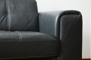 中古　美品　イタリア　ケルビン・ジョルマーニ(KELVIN GIORMANI)　本革　洗練されたデザインが格好良い2.5人掛けソファ　定価約45万円相当　(R-084748)