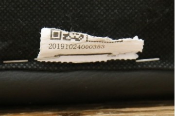 中古　美品　イタリア　ケルビン・ジョルマーニ(KELVIN GIORMANI)　本革　洗練されたデザインが格好良い2.5人掛けソファ　定価約45万円相当　(R-084748)