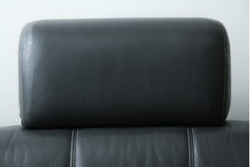 中古　美品　イタリア　ケルビン・ジョルマーニ(KELVIN GIORMANI)　本革　洗練されたデザインが格好良い2.5人掛けソファ　定価約45万円相当　(R-084748)