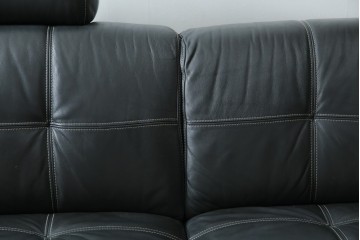 中古　美品　イタリア　ケルビン・ジョルマーニ(KELVIN GIORMANI)　本革　洗練されたデザインが格好良い2.5人掛けソファ　定価約45万円相当　(R-084748)