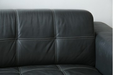 中古　美品　イタリア　ケルビン・ジョルマーニ(KELVIN GIORMANI)　本革　洗練されたデザインが格好良い2.5人掛けソファ　定価約45万円相当　(R-084748)