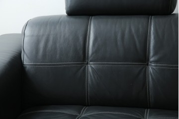 中古　美品　イタリア　ケルビン・ジョルマーニ(KELVIN GIORMANI)　本革　洗練されたデザインが格好良い2.5人掛けソファ　定価約45万円相当　(R-084748)