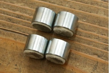 中古　Cassinaixc.(カッシーナイクスシー)　グラブ(GRAB)　透明感と輝きが際立つガラス天板付きのローテーブル　定価約38万円　(R-084749)