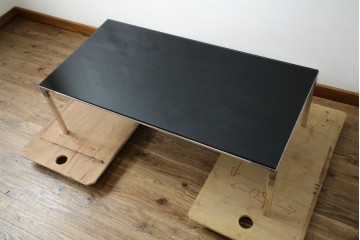 中古　Cassinaixc.(カッシーナイクスシー)　グラブ(GRAB)　透明感と輝きが際立つガラス天板付きのローテーブル　定価約38万円相当　(R-084749)　