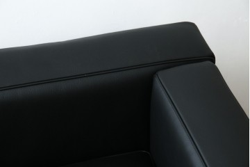 中古　超美品　Cassina(カッシーナ)　ル・コルビュジエ(Le Corbusier)デザイン　グランコンフォール　LC2　直線美が際立つ2人掛けレザーソファ　(R-084750)