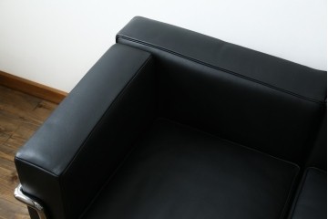 中古　超美品　Cassina(カッシーナ)　ル・コルビュジエ(Le Corbusier)デザイン　グランコンフォール　LC2　直線美が際立つ2人掛けレザーソファ　(R-084750)