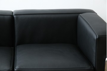 中古　超美品　Cassina(カッシーナ)　ル・コルビュジエ(Le Corbusier)デザイン　グランコンフォール　LC2　直線美が際立つ2人掛けレザーソファ　(R-084750)