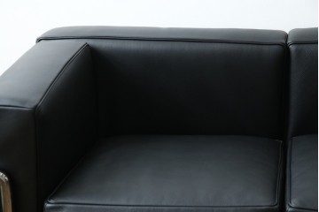 中古　超美品　Cassina(カッシーナ)　ル・コルビュジエ(Le Corbusier)デザイン　グランコンフォール　LC2　直線美が際立つ2人掛けレザーソファ　(R-084750)