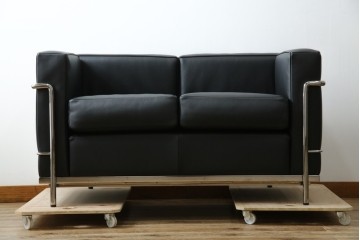 中古　超美品　Cassina(カッシーナ)　ル・コルビュジエ(Le Corbusier)デザイン　グランコンフォール　LC2　直線美が際立つ2人掛けレザーソファ　(R-084750)