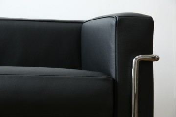 中古　超美品　Cassina(カッシーナ)　ル・コルビュジエ(Le Corbusier)デザイン　グランコンフォール　LC2　直線美が際立つ2人掛けレザーソファ　(R-084750)