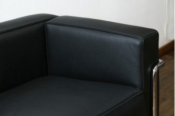 中古　超美品　Cassina(カッシーナ)　ル・コルビュジエ(Le Corbusier)デザイン　グランコンフォール　LC2　直線美が際立つ2人掛けレザーソファ　(R-084750)