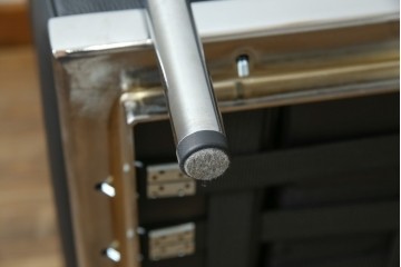 中古　超美品　Cassina(カッシーナ)　ル・コルビュジエ(Le Corbusier)デザイン　グランコンフォール　LC2　直線美が際立つ2人掛けレザーソファ　(R-084750)