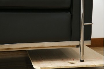 中古　超美品　Cassina(カッシーナ)　ル・コルビュジエ(Le Corbusier)デザイン　グランコンフォール　LC2　直線美が際立つ2人掛けレザーソファ　(R-084750)