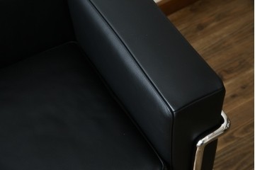 中古　超美品　Cassina(カッシーナ)　ル・コルビュジエ(Le Corbusier)デザイン　グランコンフォール　LC2　直線美が際立つ2人掛けレザーソファ　(R-084750)