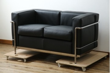 中古　超美品　Cassina(カッシーナ)　ル・コルビュジエ(Le Corbusier)デザイン　グランコンフォール　LC2　直線美が際立つ2人掛けレザーソファ　(R-084750)