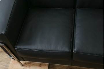 中古　超美品　Cassina(カッシーナ)　ル・コルビュジエ(Le Corbusier)デザイン　グランコンフォール　LC2　直線美が際立つ2人掛けレザーソファ　(R-084750)