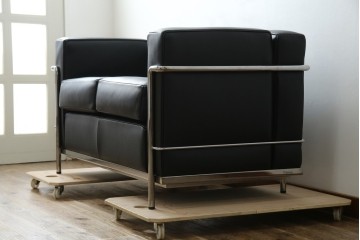 中古　超美品　Cassina(カッシーナ)　ル・コルビュジエ(Le Corbusier)デザイン　グランコンフォール　LC2　直線美が際立つ2人掛けレザーソファ　(R-084750)