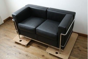 中古　超美品　Cassina(カッシーナ)　ル・コルビュジエ(Le Corbusier)デザイン　グランコンフォール　LC2　直線美が際立つ2人掛けレザーソファ　(R-084750)