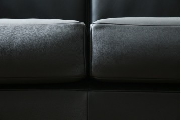 中古　超美品　Cassina(カッシーナ)　ル・コルビュジエ(Le Corbusier)デザイン　グランコンフォール　LC2　直線美が際立つ2人掛けレザーソファ　(R-084750)