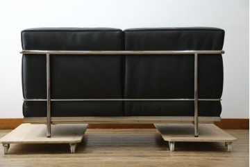 中古　超美品　Cassina(カッシーナ)　ル・コルビュジエ(Le Corbusier)デザイン　グランコンフォール　LC2　直線美が際立つ2人掛けレザーソファ　(R-084750)