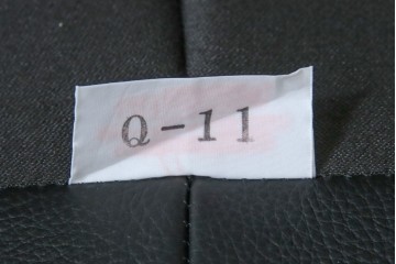 中古　超美品　Cassina(カッシーナ)　ル・コルビュジエ(Le Corbusier)デザイン　グランコンフォール　LC2　直線美が際立つ2人掛けレザーソファ　(R-084750)