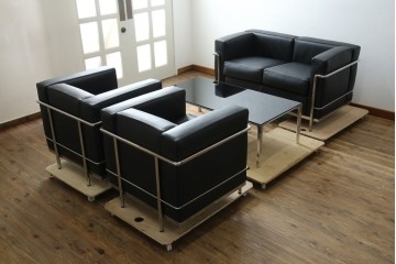 中古　超美品　Cassina(カッシーナ)　ル・コルビュジエ(Le Corbusier)デザイン　グランコンフォール　LC2　直線美が際立つ2人掛けレザーソファ　(R-084750)