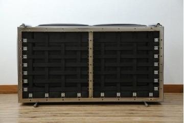 中古　超美品　Cassina(カッシーナ)　ル・コルビュジエ(Le Corbusier)デザイン　グランコンフォール　LC2　直線美が際立つ2人掛けレザーソファ　(R-084750)