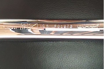 中古　超美品　Cassina(カッシーナ)　ル・コルビュジエ(Le Corbusier)デザイン　グランコンフォール　LC2　直線美が際立つ2人掛けレザーソファ　(R-084750)