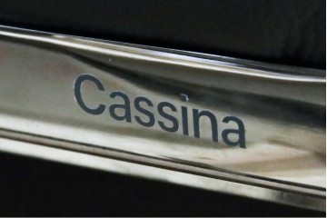 中古　超美品　Cassina(カッシーナ)　ル・コルビュジエ(Le Corbusier)デザイン　グランコンフォール　LC2　直線美が際立つ2人掛けレザーソファ　(R-084750)