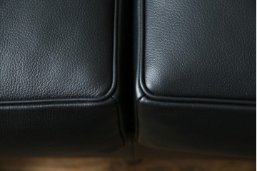 中古　超美品　Cassina(カッシーナ)　ル・コルビュジエ(Le Corbusier)デザイン　グランコンフォール　LC2　直線美が際立つ2人掛けレザーソファ　(R-084750)