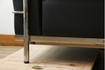 中古　超美品　Cassina(カッシーナ)　ル・コルビュジエ(Le Corbusier)デザイン　グランコンフォール　LC2　直線美が際立つ2人掛けレザーソファ　(R-084750)