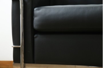 中古　超美品　Cassina(カッシーナ)　ル・コルビュジエ(Le Corbusier)デザイン　グランコンフォール　LC2　直線美が際立つ2人掛けレザーソファ　(R-084750)