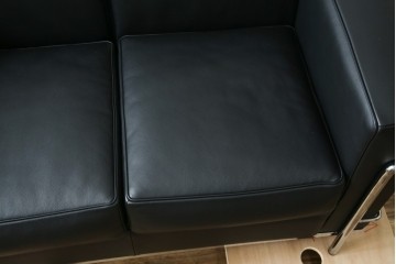 中古　超美品　Cassina(カッシーナ)　ル・コルビュジエ(Le Corbusier)デザイン　グランコンフォール　LC2　直線美が際立つ2人掛けレザーソファ　(R-084750)