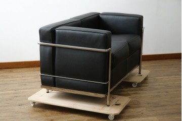 中古　超美品　Cassina(カッシーナ)　ル・コルビュジエ(Le Corbusier)デザイン　グランコンフォール　LC2　直線美が際立つ2人掛けレザーソファ　(R-084750)
