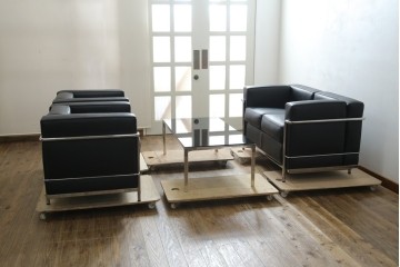 中古　超美品　Cassina(カッシーナ)　ル・コルビュジエ(Le Corbusier)デザイン　グランコンフォール　LC2　直線美が際立つ2人掛けレザーソファ　(R-084750)