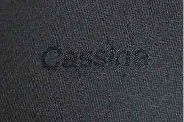 中古　超美品　Cassina(カッシーナ)　ル・コルビュジエ(Le Corbusier)デザイン　グランコンフォール　LC2　直線美が際立つ2人掛けレザーソファ　(R-084750)