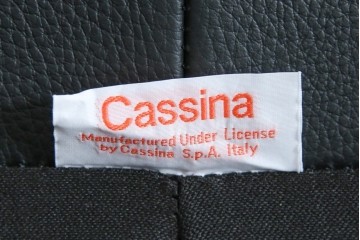 中古　超美品　Cassina(カッシーナ)　ル・コルビュジエ(Le Corbusier)デザイン　グランコンフォール　LC2　直線美が際立つ2人掛けレザーソファ　(R-084750)