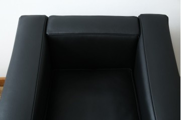 中古　超美品　Cassina(カッシーナ)　ル・コルビュジエ(Le Corbusier)デザイン　グランコンフォール　LC2　レザー質感が際立つ1人掛けソファ　(R-084751)