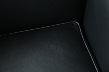 中古　超美品　Cassina(カッシーナ)　ル・コルビュジエ(Le Corbusier)デザイン　グランコンフォール　LC2　レザー質感が際立つ1人掛けソファ　(R-084751)