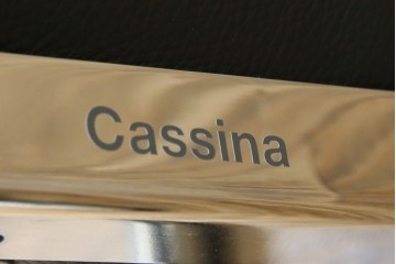 中古　超美品　Cassina(カッシーナ)　ル・コルビュジエ(Le Corbusier)デザイン　グランコンフォール　LC2　レザー質感が際立つ1人掛けソファ　(R-084751)