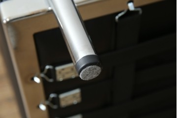 中古　超美品　Cassina(カッシーナ)　ル・コルビュジエ(Le Corbusier)デザイン　グランコンフォール　LC2　レザー質感が際立つ1人掛けソファ　(R-084751)