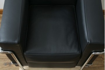 中古　超美品　Cassina(カッシーナ)　ル・コルビュジエ(Le Corbusier)デザイン　グランコンフォール　LC2　レザー質感が際立つ1人掛けソファ　(R-084751)