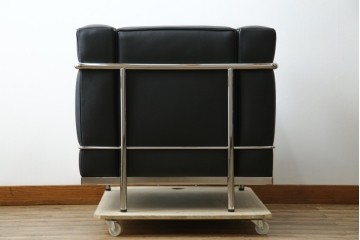中古　超美品　Cassina(カッシーナ)　ル・コルビュジエ(Le Corbusier)デザイン　グランコンフォール　LC2　レザー質感が際立つ1人掛けソファ　(R-084751)