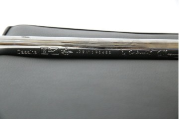 中古　超美品　Cassina(カッシーナ)　ル・コルビュジエ(Le Corbusier)デザイン　グランコンフォール　LC2　レザー質感が際立つ1人掛けソファ　(R-084751)