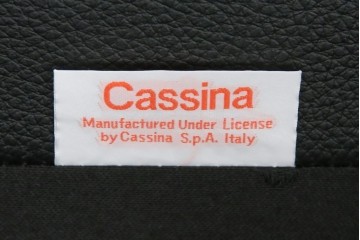 中古　超美品　Cassina(カッシーナ)　ル・コルビュジエ(Le Corbusier)デザイン　グランコンフォール　LC2　レザー質感が際立つ1人掛けソファ　(R-084751)