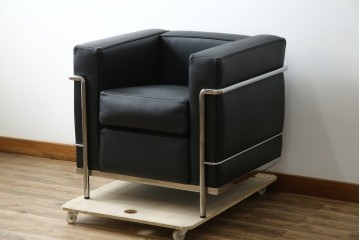 中古　超美品　Cassina(カッシーナ)　ル・コルビュジエ(Le Corbusier)デザイン　グランコンフォール　LC2　レザー質感が際立つ1人掛けソファ　(R-084751)