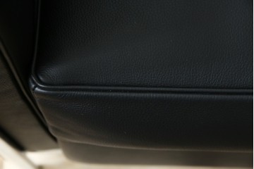 中古　超美品　Cassina(カッシーナ)　ル・コルビュジエ(Le Corbusier)デザイン　グランコンフォール　LC2　レザー質感が際立つ1人掛けソファ　(R-084751)