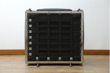 中古　超美品　Cassina(カッシーナ)　ル・コルビュジエ(Le Corbusier)デザイン　グランコンフォール　LC2　レザー質感が際立つ1人掛けソファ　(R-084751)